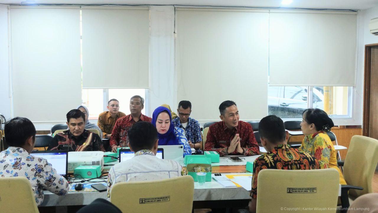 photo 6118244663807822419 y