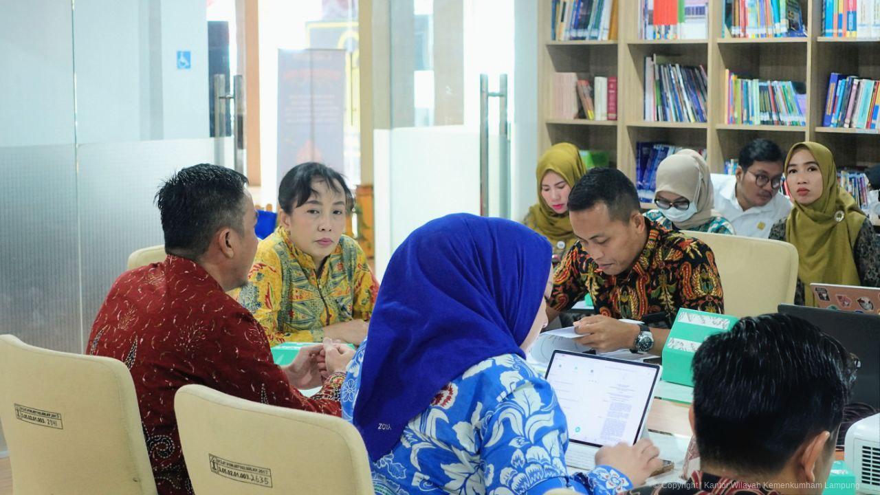 photo 6118244663807822423 y