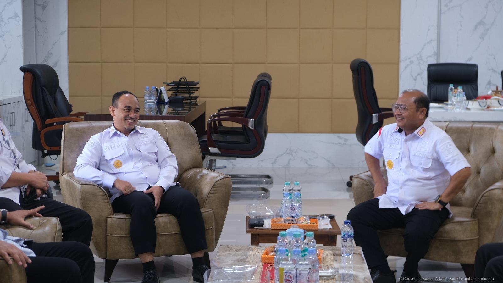 Silaturahmi dan Sinergi: Kanwil Kemenkum Lampung Sambut Kunjungan Kanwil Kemenkum Bengkulu Silaturahmi dan Sinergi: Kanwil Kemenkum Lampung Sambut Kunjungan Kanwil Kemenkum Bengkulu