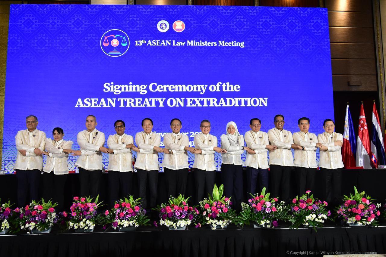 Cegah Pelaku Kejahatan Lintas Negara, Menteri Hukum Supratman Tandatangani ASEAN Treaty on Extradition dan Galang Dukungan Keanggotaan Indonesia pada HCCH