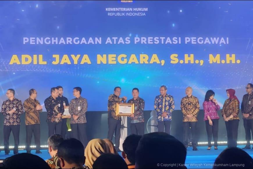 Adil Jaya Negara Terima Penghargaan Pegawai Berprestasi dari Menteri Hukum Supratman Andi Agtas