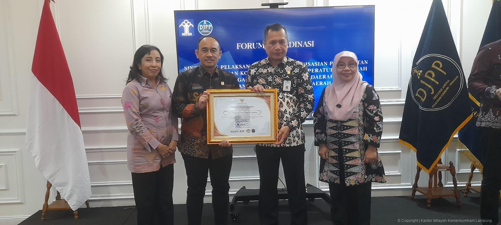 Kanwil Kemenkum Lampung Meraih Penghargaan Terbaik III Anugerah Legislasi Daerah 2025