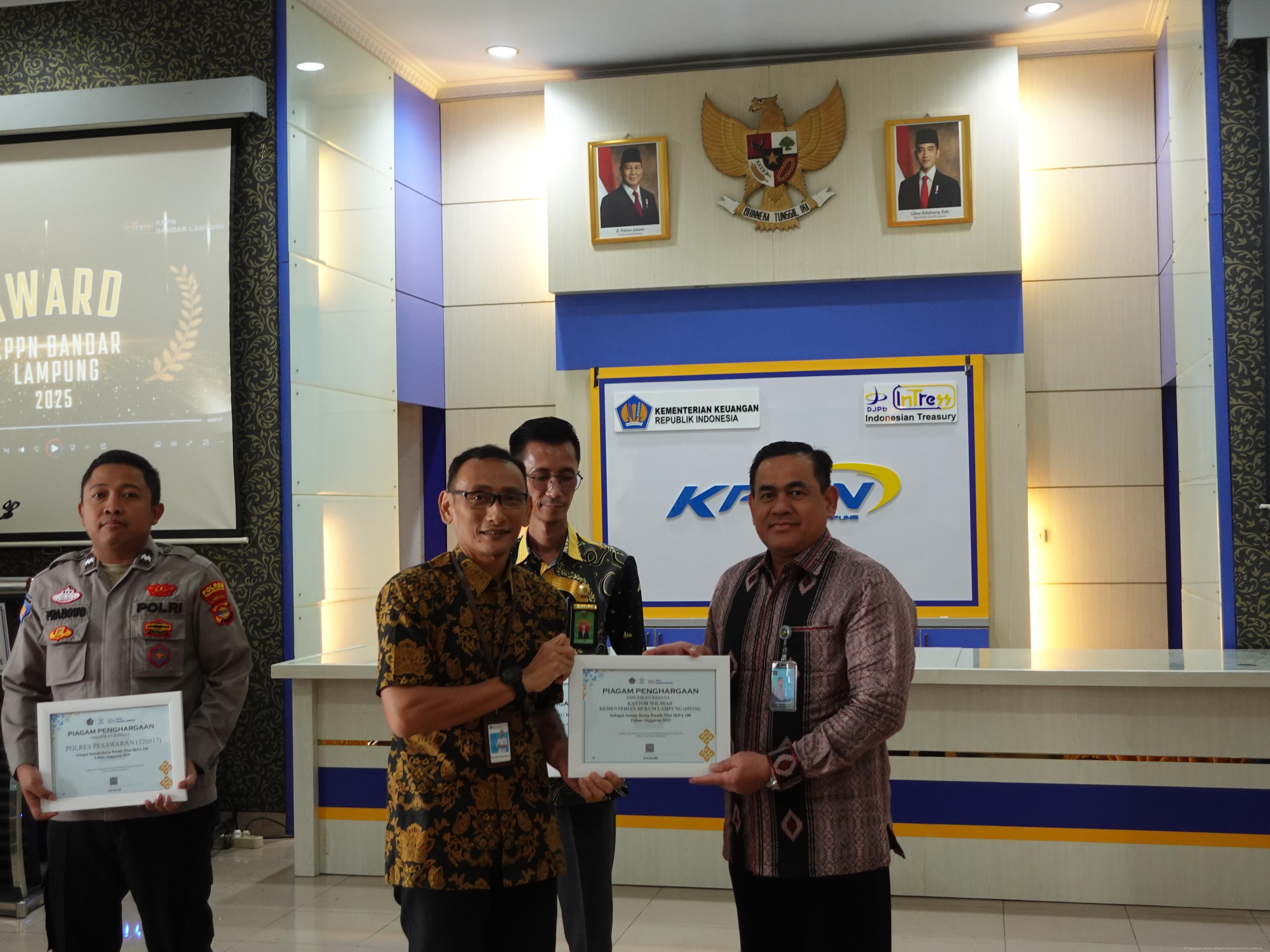 Kanwil Kemenkum Lampung Raih Penghargaan IKPA 100 TA 2025